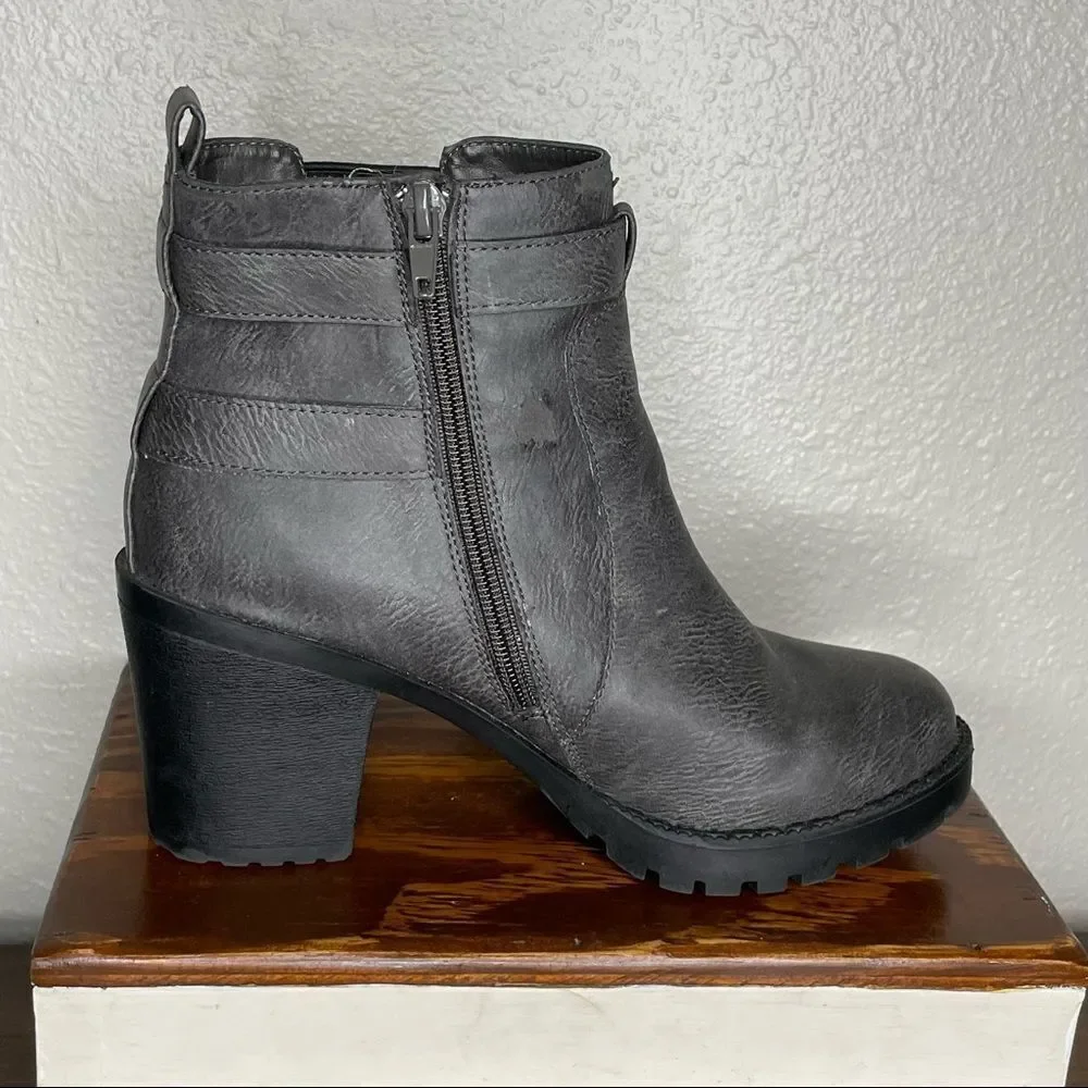 Zigi Soho Gray Kastle Chelsea Double Buckle Chunky Heel Ankle Boots Size 7.5